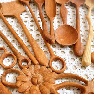 Cuillères en bois sculptées à la main en forme de queue de baleine, finition alimentaire, parfaites pour la cuisine, le service ou la décoration de cuisine sur le thème de l'océan. - Product Image 1