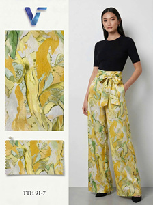Tela Vietnamita Estampada Floral de Satén/Latin, Modelo 8027, 60GSM, Ligera, Transpirable, 100% Poliéster para Prendas de Mujer y Hombre - Product Image 1