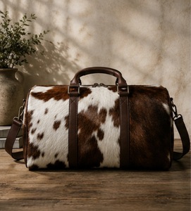 Bolsa de Viaje de Cuero Vacuno con Cierre de Cremallera, Diseño Duradero con Patrón Marrón y Blanco - Product Image 5
