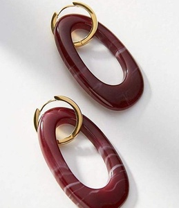 Boucles d'oreilles bohème chic en résine et rotin, accessoires uniques faits à la main avec des motifs chatoyants et vibrants - Product Image 5