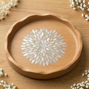 Bandeja de Servir de Madera de Haya Hecha a Mano, Moderna y de Lujo, con Incrustaciones Florales de Madreperla, Borde Mosaico, Detalles Ondulados, para Diwali y Bodas - Product Image 3