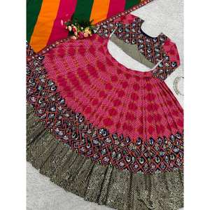 Magnifique Lehenga Choli taille XL, imprimé numérique fantaisie avec broderie et travail de séquence - Product Image 3