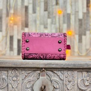 Bolso de mano de cuero de lujo con estampado floral rosa, asa superior y cierre de cremallera. - Product Image 4