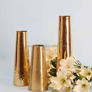 Vase à fleurs moderne en aluminium brossé fait à la main avec finition texturée Pièce décorative personnalisable de luxe et durable - Product Image 3