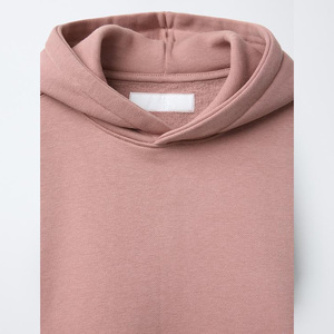 Ensemble de survêtement pour femme Premium Fit avec logo personnalisé, tissu respirant et séchage rapide, idéal pour l'entraînement et le fitness - Product Image 2