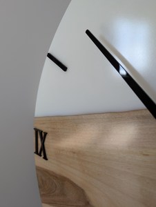 Reloj de Pared Moderno de Madera con Números Romanos y Detalles Verdes, Acabado Pulido, Reloj Decorativo para Sala de Estar, Oficina en Casa - Product Image 2