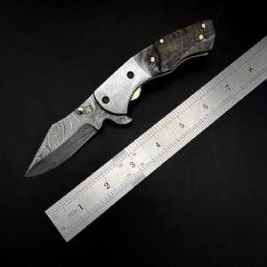 Couteau utilitaire pliant artisanal en acier Damas avec manche en corne foncée, OEM disponible, Iron Crown Forge - Product Image 4