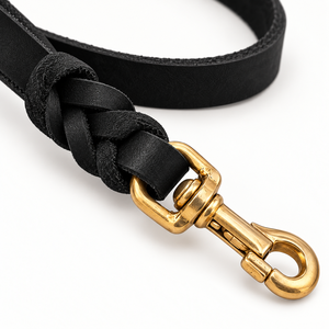 Laisse pour chien classique en cuir noir uni avec boucle réglable, nœud tressé et quincaillerie dorée - Product Image 1