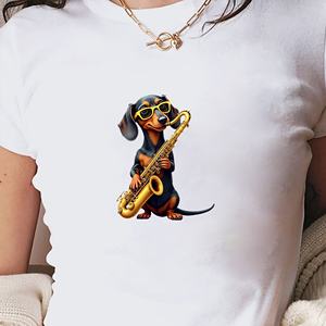Un Dachshund tocando un saxofón Camiseta corta de moda para mujer - Product Image 4