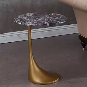 Table d'appoint et d'angle en métal doré, design unique et très tendance, pour la décoration des salons et villas. - Product Image 1