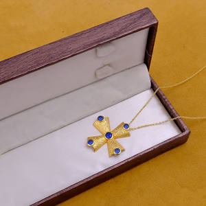 Collar de Cadena Ajustable con Cruz de Calcedonia Azul Tinta - Joyería con Dijes de Múltiples Piedras Texturizadas Bañados en Oro - Product Image 4