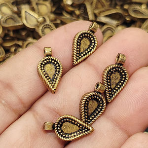 Breloques en laiton à forme géométrique spirale, breloques dorées brutes, breloques bohèmes pour macramé et fabrication de bijoux - Product Image 1