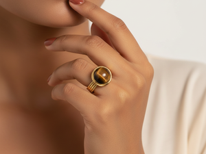 Bague de fiançailles classique en œil de tigre rond |   Bijoux en laiton plaqué or avec pierres précieuses - Product Image 2