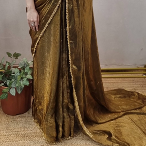 Sari de seda dorada pre-cosido, listo para usar en un minuto, con blusa cosida. |   Ropa para Fiestas, Eventos Festivos y Bodas - Product Image 1