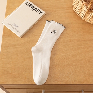 Chaussettes décontractées de style coréen pour femmes, fleurs brodées, tube moyen en coton doux avec manchette à froufrous, respirantes et mignonnes pour un usage quotidien - Product Image 5