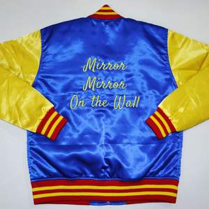 Chaquetas Universitarias Personalizadas de Satén y Poliéster, Bordado Delgado en Chenilla, Letras Bordadas, Chaqueta Universitaria de Béisbol Impermeable para Hombre - Product Image 4