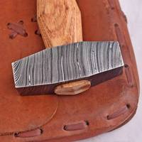 Hache viking artisanale en acier Damas de qualité industrielle, manche en bois avec fourreau en cuir, couteau de survie et de chasse à pointe tombante pour l'extérieur