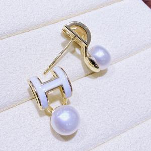 Pendientes Colgantes de Lujo Zhuji en Oro de 14K con Perla de Agua Dulce y Esmalte con Letra H en Forma de Gota, Estilo Femenino, Venta al por Mayor - Product Image 4