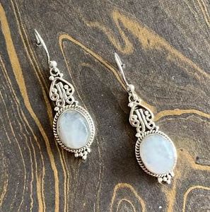Boucles d'oreilles pendantes vintage faites à la main en argent sterling avec pierre de lune et filigrane, serti clos, collection de bijoux en argent fin pour femme - Product Image 3