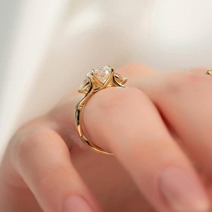 Bague solitaire en or massif 14 carats pour femme, avec diamant de laboratoire taille radiant de 5,01 carats, motif branche de plante, cadeau de fiançailles surprise pour elle - Product Image 2