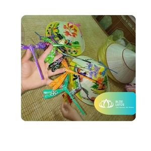 [ขายดีที่สุด] ของเล่นแมลงปอไม้ไผ่บัวสีน้ำเงิน ทำด้วยมือจากวัสดุธรรมชาติ ระบายสีสำหรับเด็ก กิจกรรมกลางแจ้ง สนุกกับการเล่นแบบครอบครัว - Product Image 1