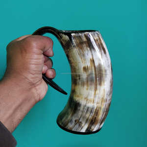 Chope à bière artisanale en corne de bœuf naturelle, style viking, finition rustique, pour boissons médiévales, au meilleur prix - Product Image 5