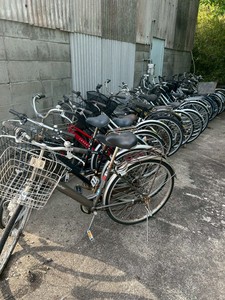 Bicicleta Azul de 20 Pulgadas con Cuadro de Acero, Una Velocidad, Llanta de Aluminio, Canasta Delantera y Portaequipajes Trasero para Desplazamientos Diarios - Product Image 3