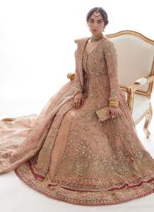 Robe de mariée de bal formelle rose perlée en mousseline illusion, longueur ras du sol, col en V, manches longues, traîne balai/brosse, style traditionnel - Product Image 4