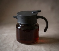 Carafe à café en verre noir avec finition mate et design isolé pour la zone de service des boissons