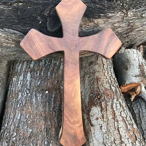 Elegante Cruz de Madera Decorativa - Product Image 1