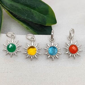 Breloques en quartz émeraude effet soleil - Pendentif rond serti de pierres plaqué or - Breloques artisanales en pierres rondes de 6 mm - Product Image 2