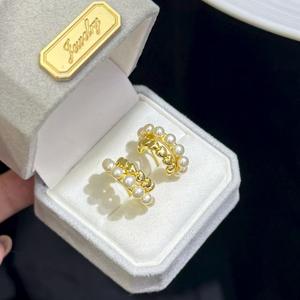 Colección Primavera 2025, Pendientes de Acero de Titanio en Forma de C, Estilo Europeo Americano, con Diseño Irregular y Incrustaciones de Perlas - Product Image 5