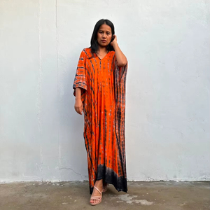 Caftán Tie Dye Naranja y Negro, Vestido Cómodo para Playa, Resort o Salón - Product Image 1