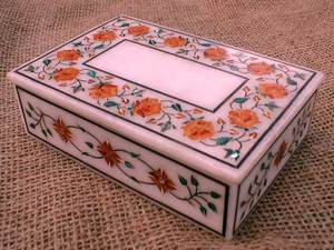 งานฝีมือดอกอาลาสเตอร์สีขาวฝังดอกไม้ที่ซับซ้อนการออกแบบดอกไม้ที่มีพื้นผิวเรียบและมันวาวกล่องของขวัญวันวาเลนไทน์ - Product Image 4