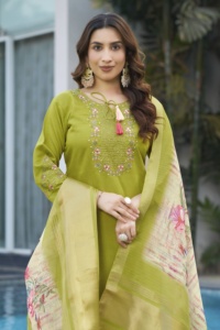 Elegante conjunto de Kurti, pantalón y dupatta de corte recto. Graciosa y moderna, eternamente clásica. - Product Image 5