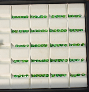 Tsavorita natural verde intenso, corte ovalado, 4x3 mm, tamaño melee, limpieza óptica, gema suelta para joyería. - Product Image 3