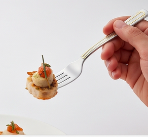 Ensemble de couverts argentés avec poignée à bordure dorée minimaliste, élégants ustensiles de table en acier inoxydable pour les dîners, les mariages, les restaurants et les cadeaux - Product Image 3