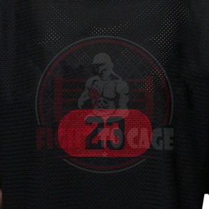 T-shirt athlétique à manches courtes col en V pour femme, style streetwear urbain, en maille noire, coupe ample hip-hop, avec patchs numérotés rouges - Product Image 4