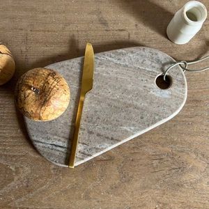 Planche à découper en marbre écologique fabriquée à partir de pierre naturelle pour des solutions de cuisine durables - Product Image 1