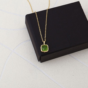 Collier pendentif solitaire en préhnite verte - Plaqué or, fait main, charmant, minimaliste, avec pierre précieuse taille coussin, bijou de fête, cadeau - Product Image 3