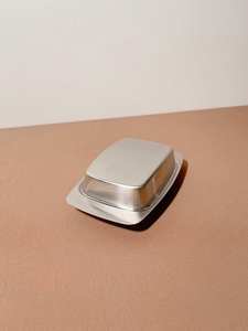 Beurrier en métal chic pour une cuisine au style contemporain, offrant un aspect attrayant et une entretien facile - Product Image 5