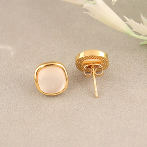 Pendientes de tuerca de piedra lunar blanca con forma de cojín, chapados en oro de 18k, estilo geométrico, para uso diario, para niñas, venta al por mayor - Product Image 2