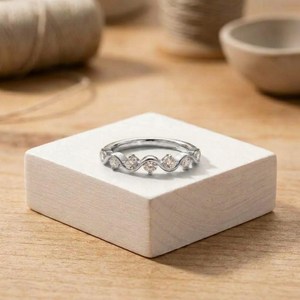 เพชรทรงกลม 0.25 กะรัต เพาะเลี้ยงในห้องปฏิบัติการ ตัวเรือนทองคำ 10k 14k 18k แบบหนามเตย สี E ความใส VVS ดีไซน์โค้งครึ่งวงกลม เครื่องประดับชั้นดี - Product Image 2