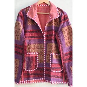 Chaqueta de Algodón Khambadiya Hecha a Mano por Lavinas, Transpirable, con Parches, Estilo Boho, Bordada, Ecológica, Acolchada, con Patrón Floral Invernal - Product Image 2
