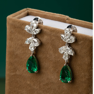 Boucles d'oreilles cascade florales en diamants marquise et poire de 6,12 carats avec pierres précieuses vertes en or blanc 14 carats – Bijou élégant et remarquable - Product Image 1