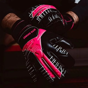 ถุงมือผู้รักษาประตูฟุตบอลแบบเต็มนิ้วสีชมพูและสีดำ ดีไซน์พิเศษ ผลิตจากยางลาเท็กซ์เยอรมัน หนา 4 มม. พิมพ์ลายบนยางลาเท็กซ์เยอรมัน พร้อมสายรัดยางลาเท็กซ์ - Product Image 4