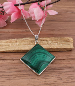 Pendentif en malachite naturelle, argent sterling 925 plaqué platine, véritable pierre précieuse verte à bandes, collier vintage avec sertissage en bezel - Product Image 5