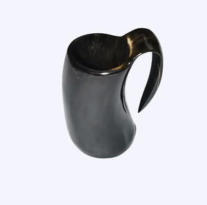 Taza de cuerno oscuro pulido grabada con un detallado motivo de león rampante sobre un barandilla de madera, disponible a precios de mayorista. - Product Image 2