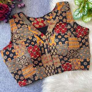 Blusa de diseñador Ajarakh con estampado, tejida a mano, de algodón, con cuello barco y diseño abierto en la parte delantera, lista para usar. - Product Image 1