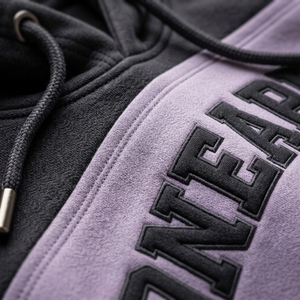 Sudadera con Capucha Personalizada en Color Lila y Carbón, Logotipo Bordado ONEAPEX, Diseño Color Block, Estilo Urbano Unisex, Sudadera de Felpa - Product Image 5